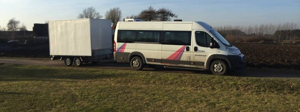 Minibus med påhængsvogn